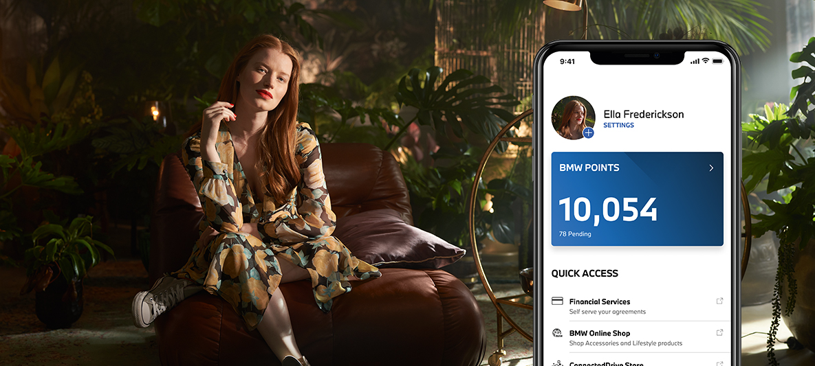 App My BMW Guidare in modalità elettrica e accumulare punti BMW Una donna seduto in poltrona con piante sullo sfondo App My BMW Guidare in modalità elettrica e accumulare punti BMW Una donna seduto in poltrona con piante sullo sfondo