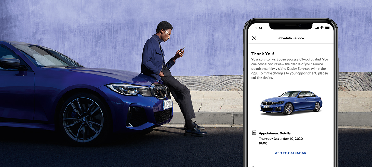 App My BMW Gestire gli interventi assistenziali Un uomo è appoggiato al cofano motore di una BMW App My BMW Gestire gli interventi assistenziali Un uomo è appoggiato al cofano motore di una BMW
