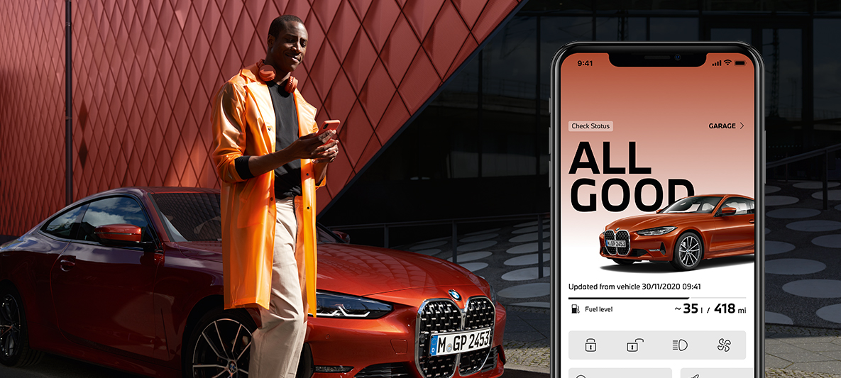 App My BMW Controllo dello stato della vettura Un uomo con smartphone davanti alla BMW Serie 2 Coupé App My BMW Controllo dello stato della vettura Un uomo con smartphone davanti alla BMW Serie 2 Coupé