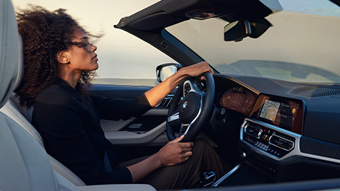 BMW 4er Cabrio Frau am Steuer Cockpit 