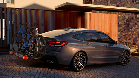 BMW 6er Gran Turismo Dreiviertel-Heckansicht mit Fahrradheckträger