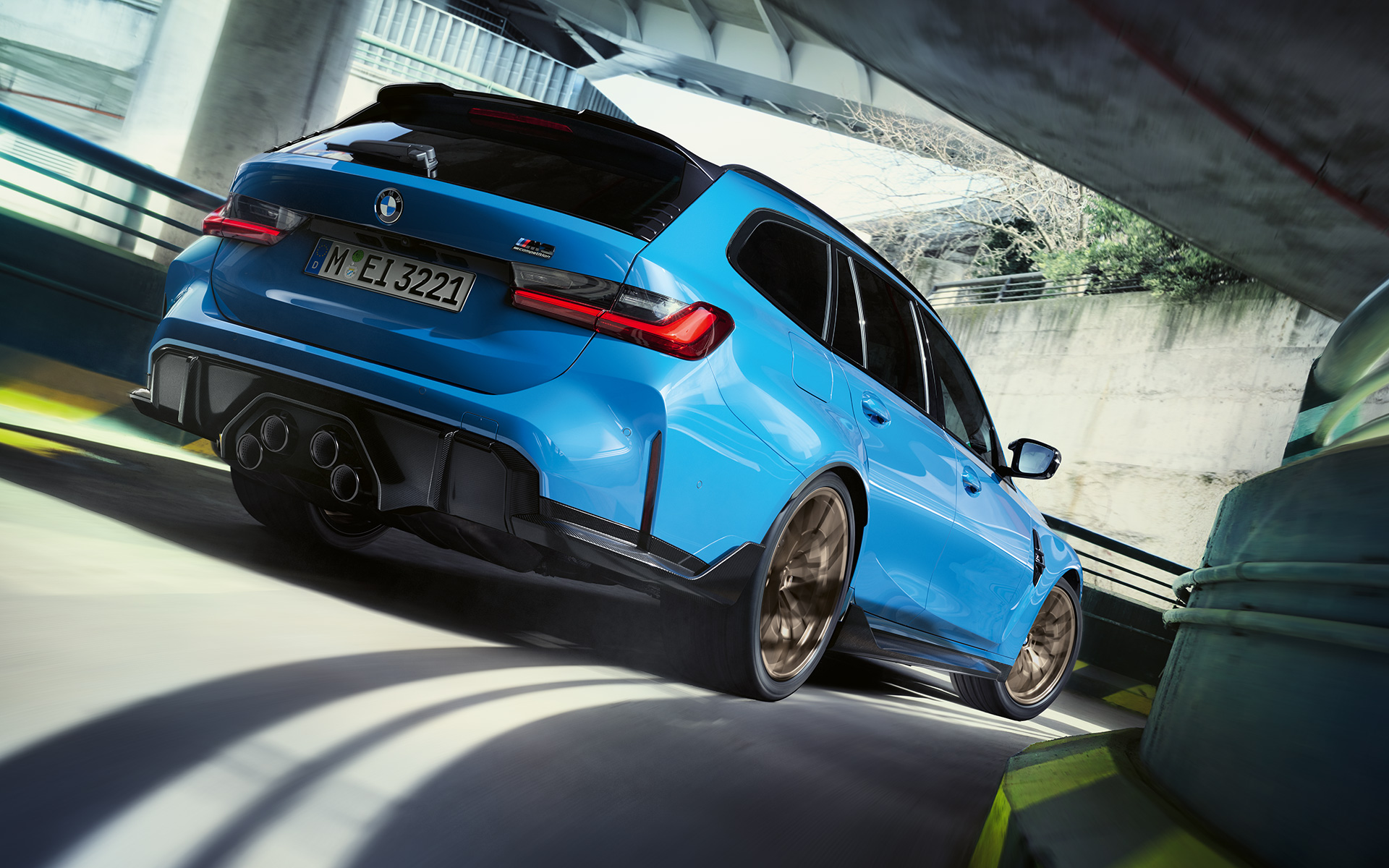 BMW M3 Touring G81 Accessori BMW M Performance Vista posteriore a tre quarti BMW M3 Touring G81 Accessori BMW M Performance Vista posteriore a tre quarti in movimento