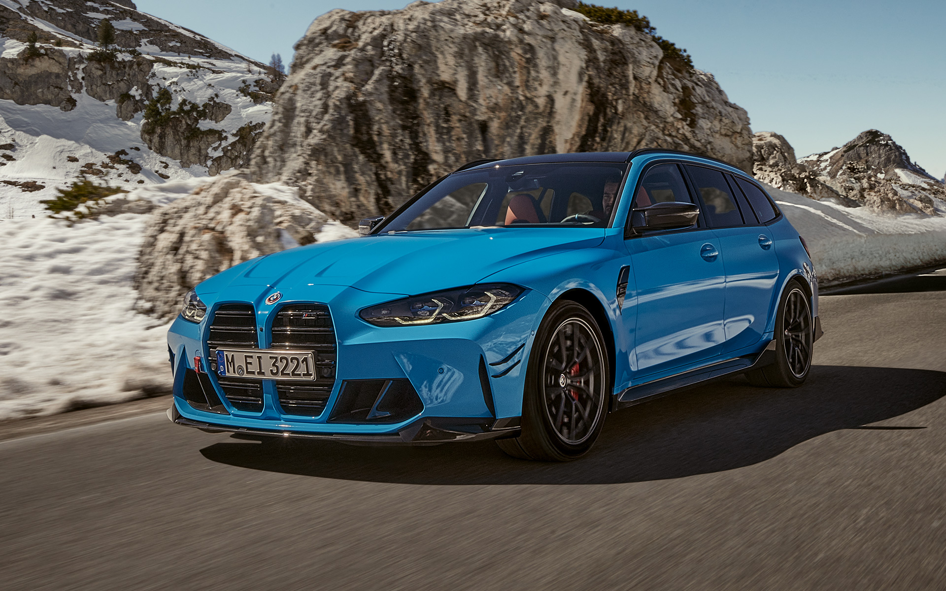 BMW M3 Touring G81 Accessori BMW M Performance Vista anteriore a tre quarti in movimento BMW M3 Touring G81 Accessori BMW M Performance Vista anteriore a tre quarti in movimento con paesaggio montano sullo sfondo
