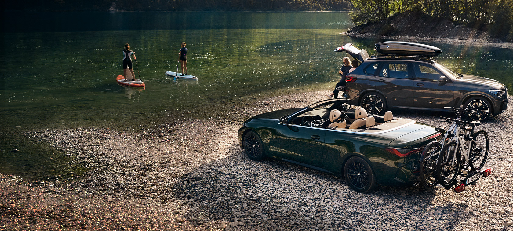 BMW Fahrzeuge vor See und grüner Landschaft BMW Frühlings- und Sommerzubehör BMW Fahrzeuge vor See und grüner Landschaft