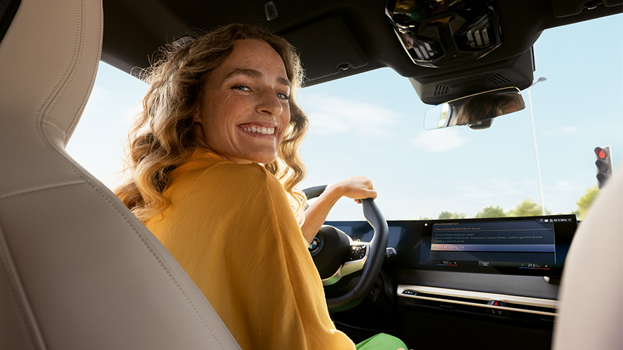 Funzionamento Proactive Care, check up & manutenzione Funzionamento Proactive Care, check up & manutenzione & Donna seduta in auto con le mani sul volante