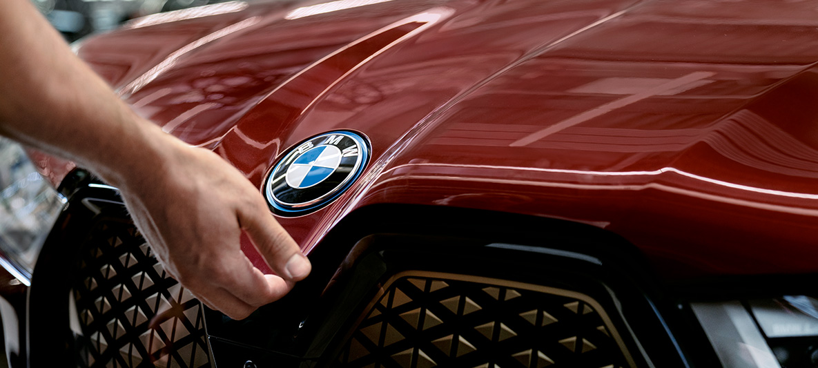 BMW Fahrzeug-Checks und Wartung BMW Fahrzeug-Checks und Wartung Hand an BMW Motorhaube