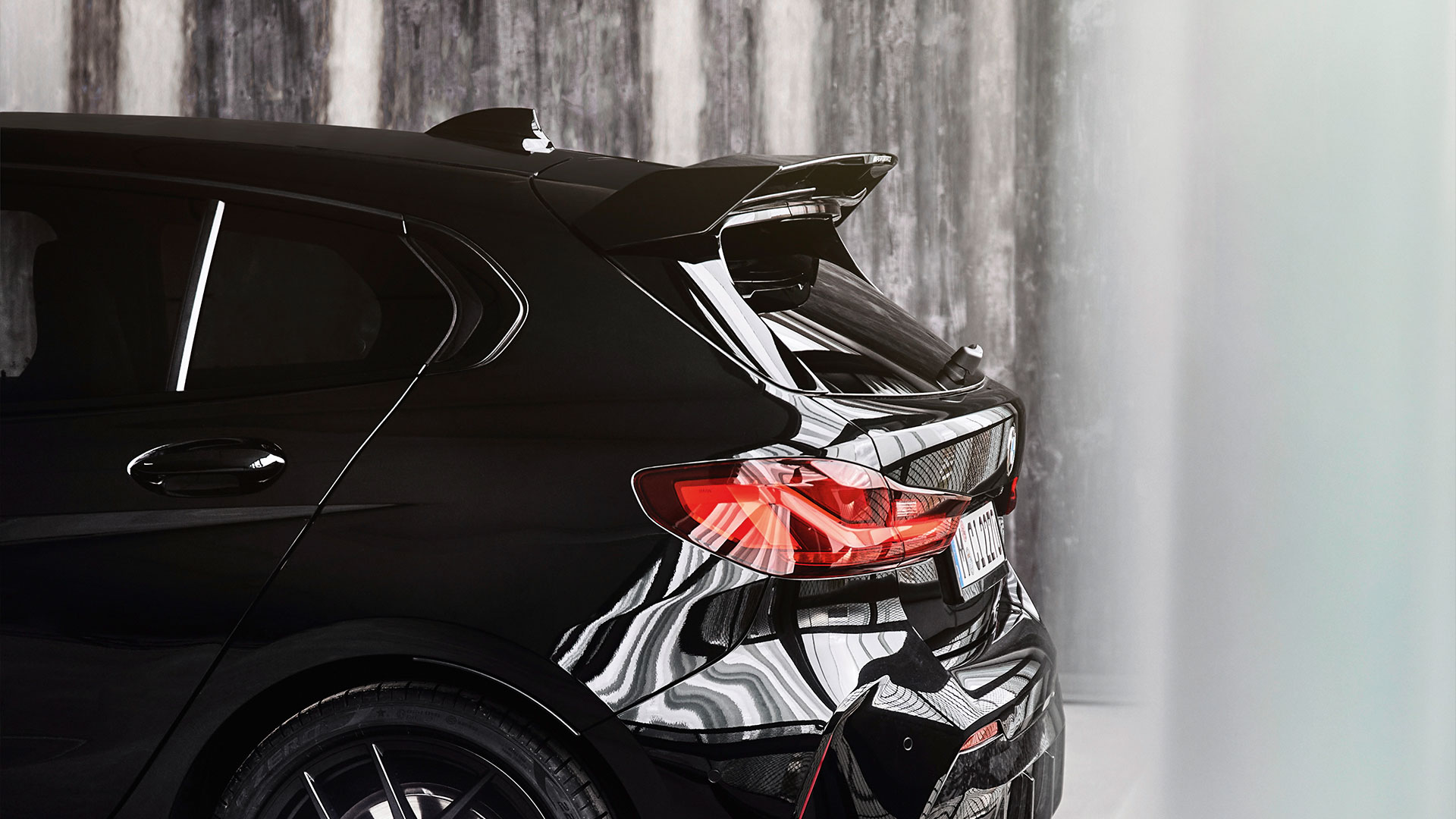 M Performance Dachkantenspoiler/BMW/ 128ti M Performance Dachkantenspoiler/BMW/ 128ti/schwarz/ seitliche Heckansicht/Parkhaus
