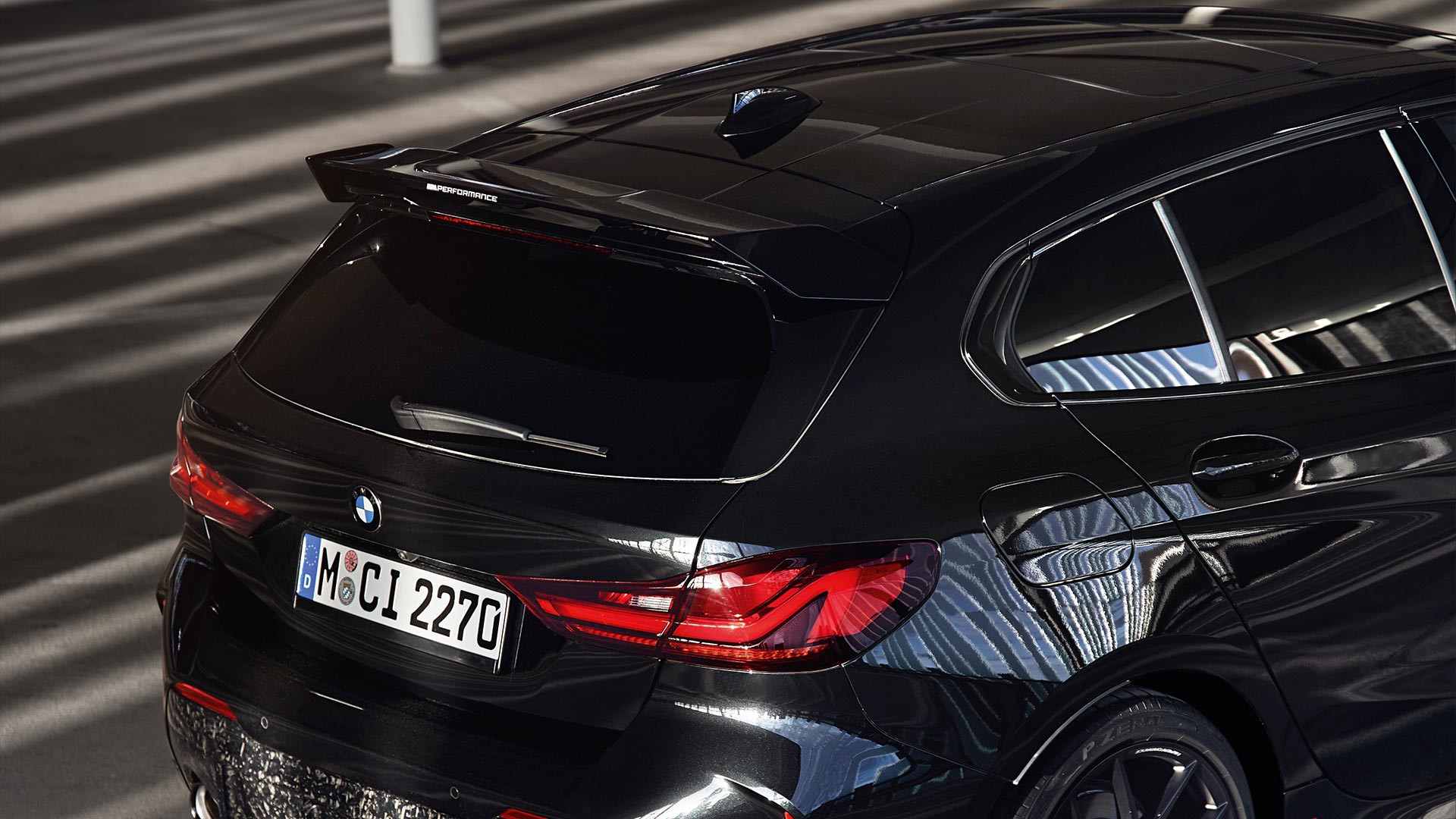 M Performance Dachkantenspoiler/BMW/ 128ti M Performance Dachkantenspoiler/BMW/ 128ti/schwarz/ seitliche Heckansicht/Parkhaus