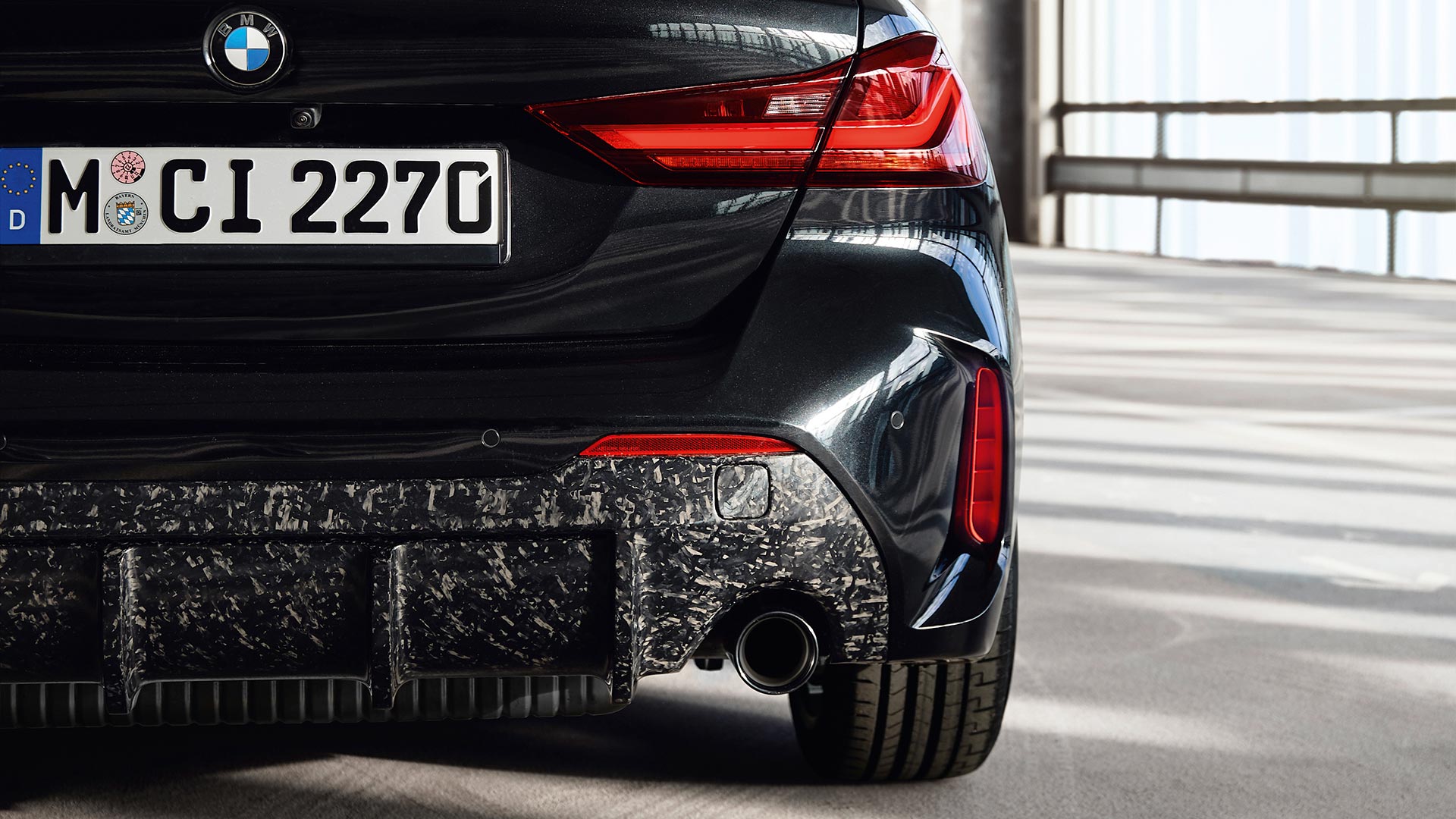 M Performance Heckdiffusor aus Carbon /BMW/ 128ti M Performance Heckdiffusor aus Carbon /BMW/ 128ti/schwarz/ Heckansicht/Parkhaus
