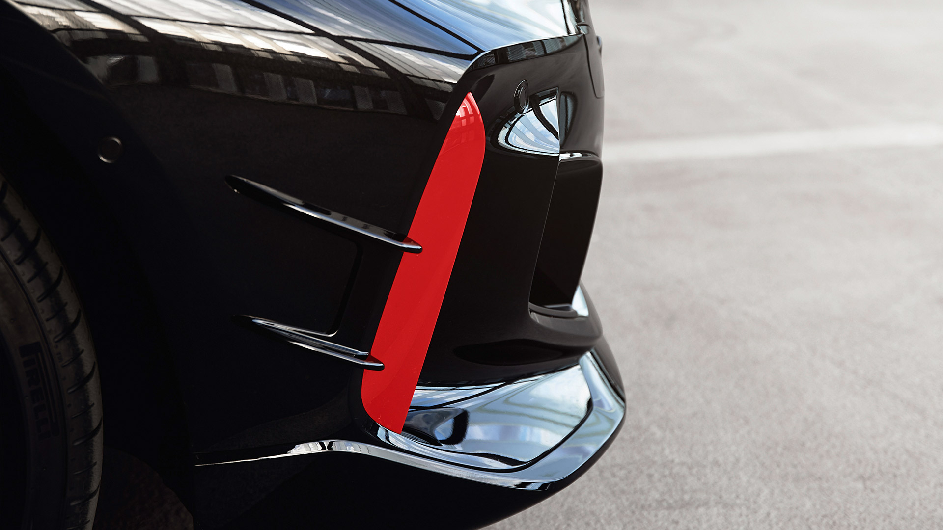 Der M Performance Frontsplitter/BMW/ 128ti M Performance Frontsplitter/BMW/ 128ti/schwarz/ seitliche Frontansicht/Parkhaus