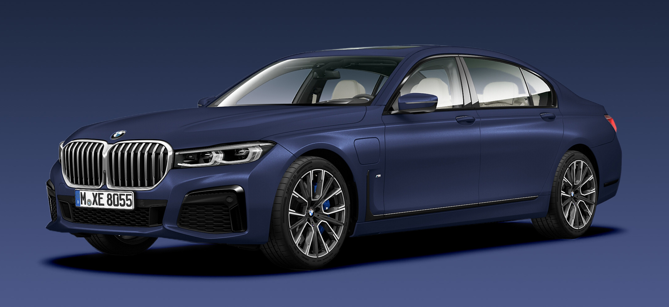 You choose. We paint. BMW 745Le xDrive nella verniciatura BMW Individual Frozen Marina Bay Blue BMW 745Le xDrive, ferma, nella verniciatura BMW Individual Frozen Marina Bay Blue