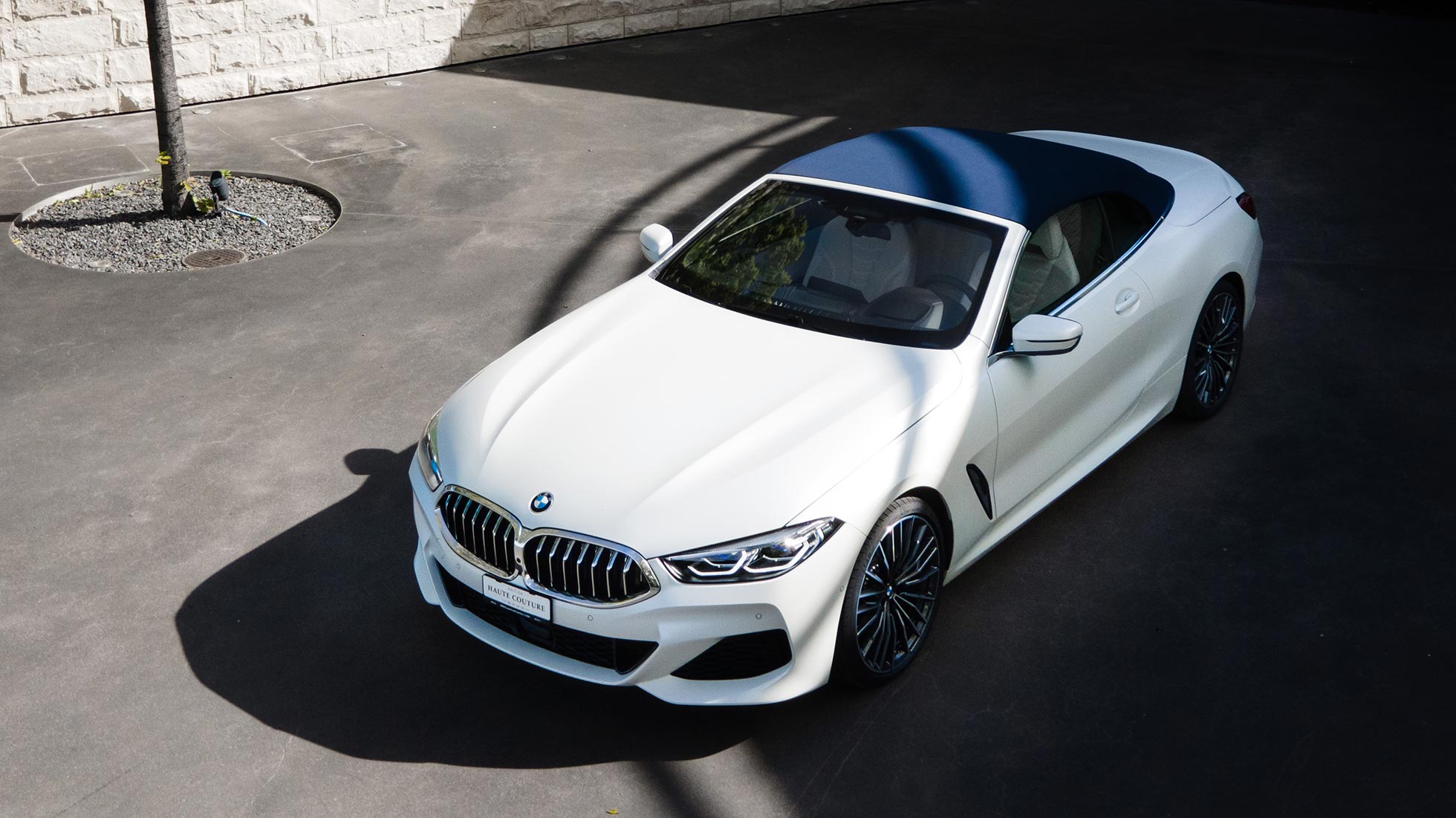 Capote en tissu BMW Série 8 Edition Haute Couture Capote en tissu BMW Série 8 Edition Haute Couture Frozen Brilliant White métallisé Vue d’en haut oblique Place de parking ombragée