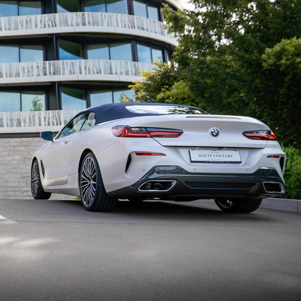 Teinte spéciale BMW Série 8 Edition Haute Couture Teinte spéciale BMW Série 8 Edition Haute Couture Frozen Brilliant White métallisé Vue arrière Garée devant maison moderne