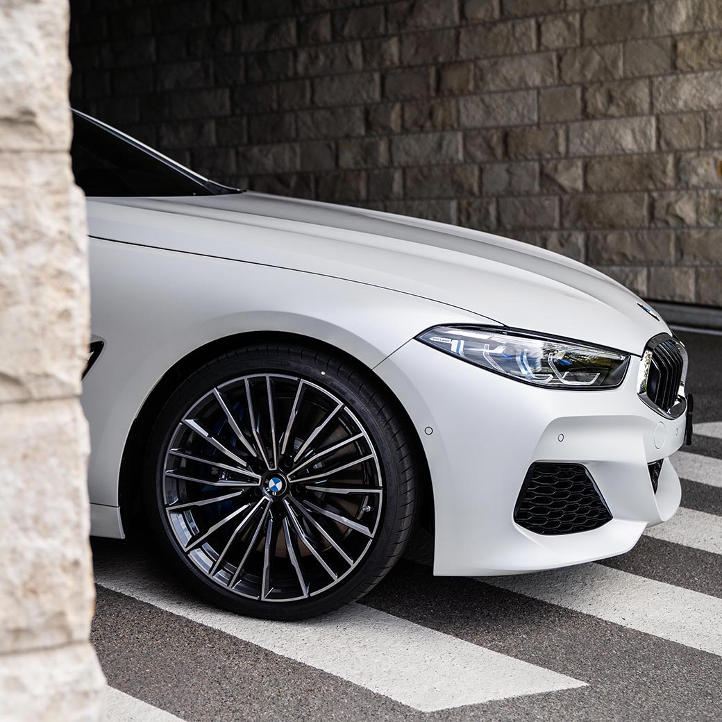 Jantes BMW Série 8 Edition Haute Couture Jantes BMW Série 8 Edition Haute Couture Frozen Brilliant White métallisé Vue latérale Passage pour piéton Tunnel Partie avant