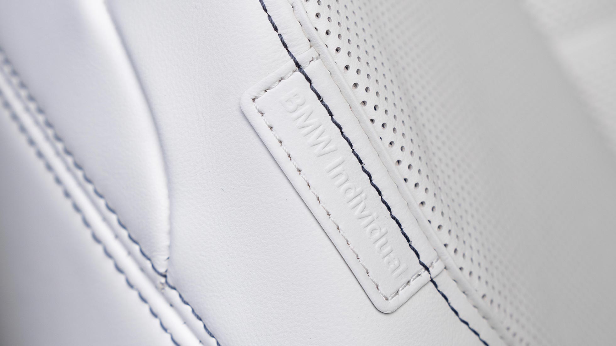 Habitacle BMW Individual BMW Série 8 Edition Haute Couture Habitacle BMW Individual BMW Série 8 Edition Haute Couture Frozen Brilliant White métallisé Vue rapprochée Surpiqûre contrastante Sièges entièrement cuir Merino