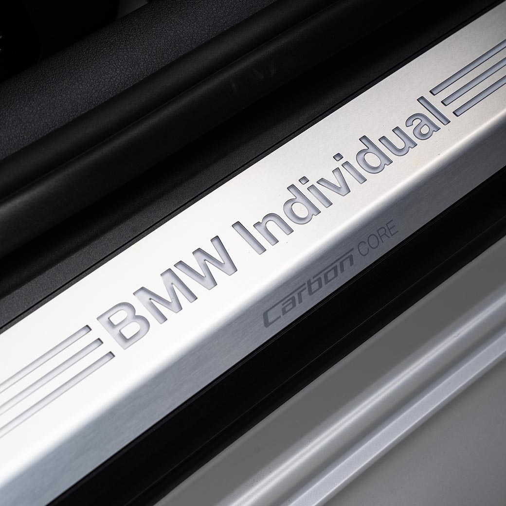 Baguette de seuil BMW Série 8 Edition Haute Couture Baguette de seuil BMW Série 8 Edition Haute Couture Frozen Brilliant White métallisé Vue rapprochée Inscription BMW Individual