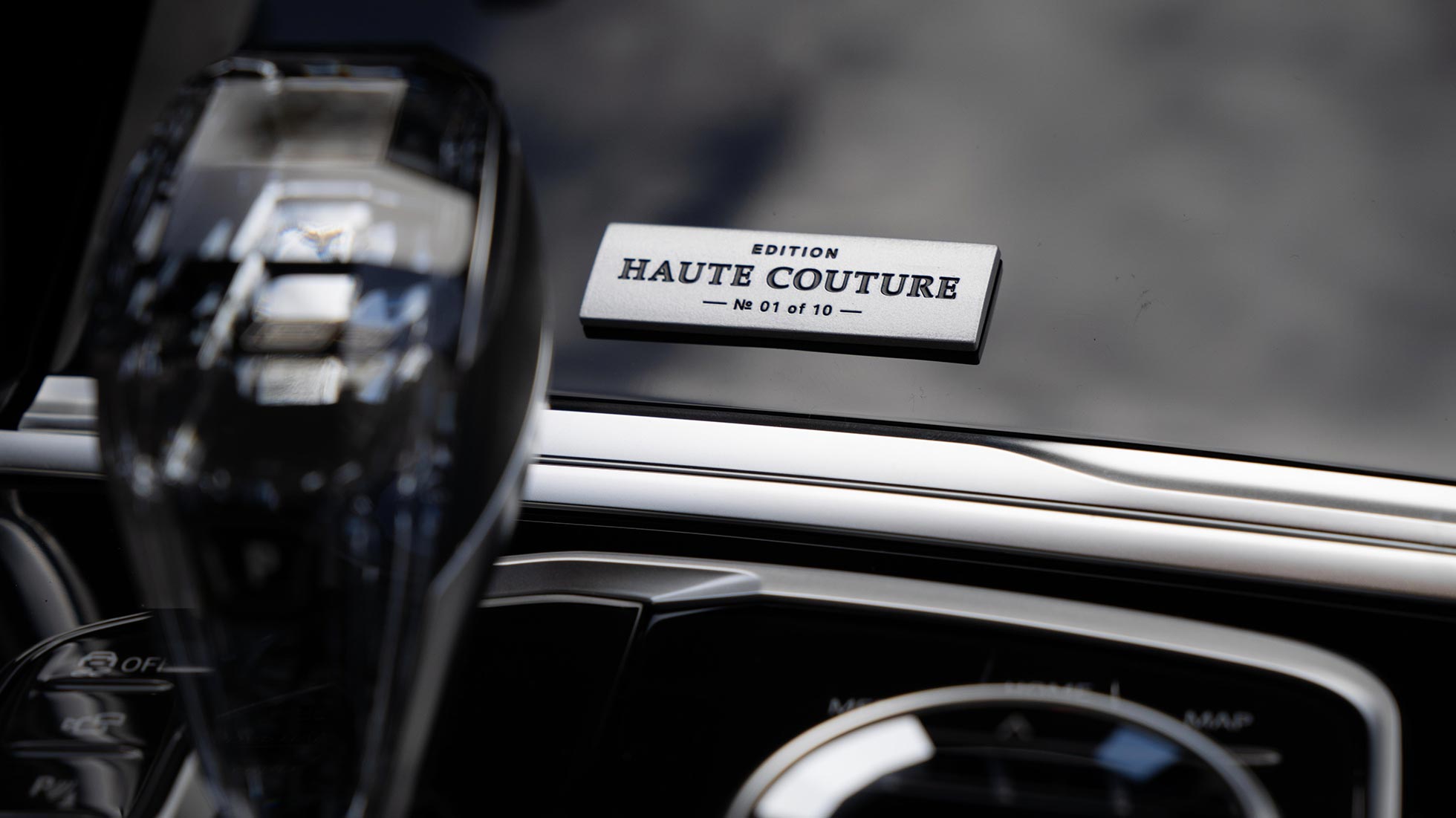 Badge aluminium BMW Série 8 Edition Haute Couture Badge aluminium BMW Série 8 Edition Haute Couture Frozen Brilliant White métallisé Vue intérieure Console centrale Habitacle