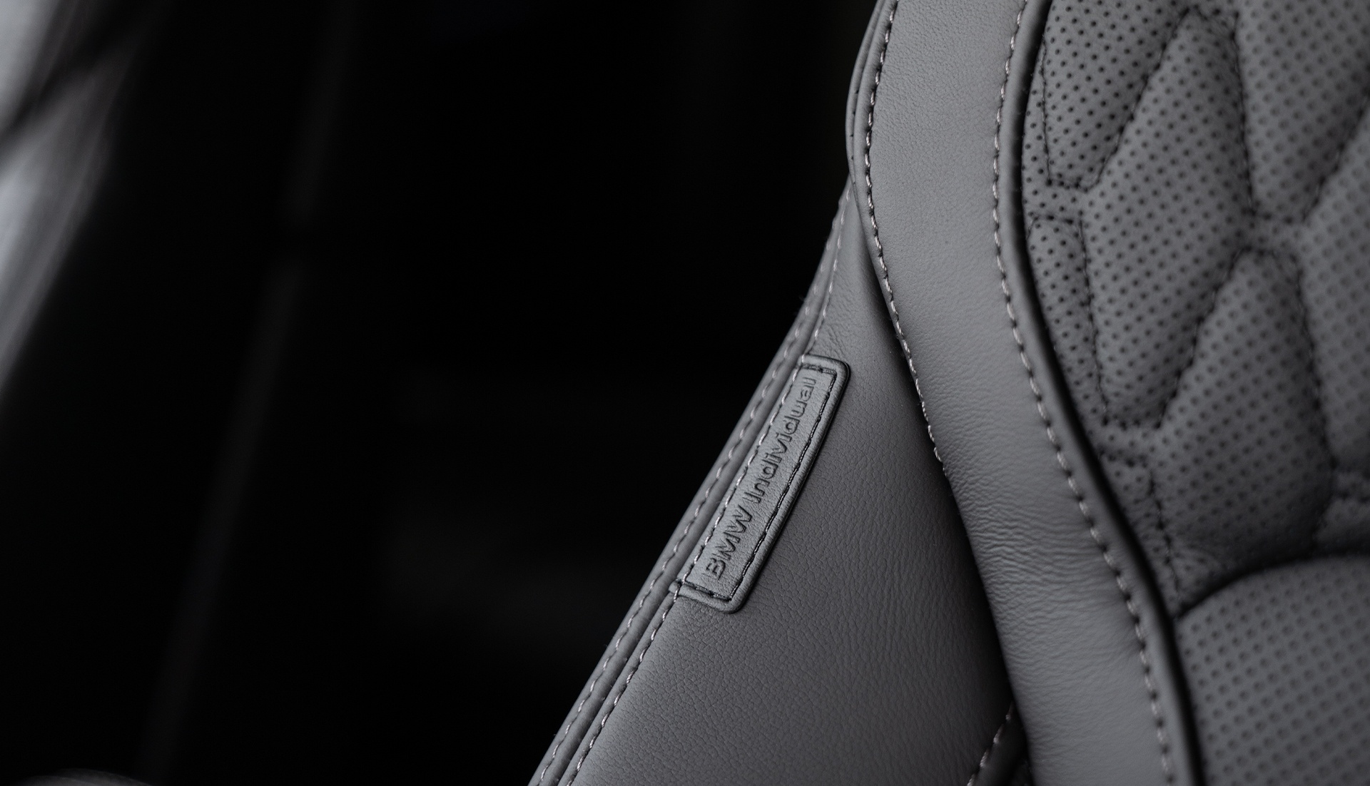 Schwarzer Ledersitz BMW X5 xDrive45e Colour Edition schwarzer Ledersitz BMW X5 xDrive45e Colour Edition weiss Nahaufnahme Interieur