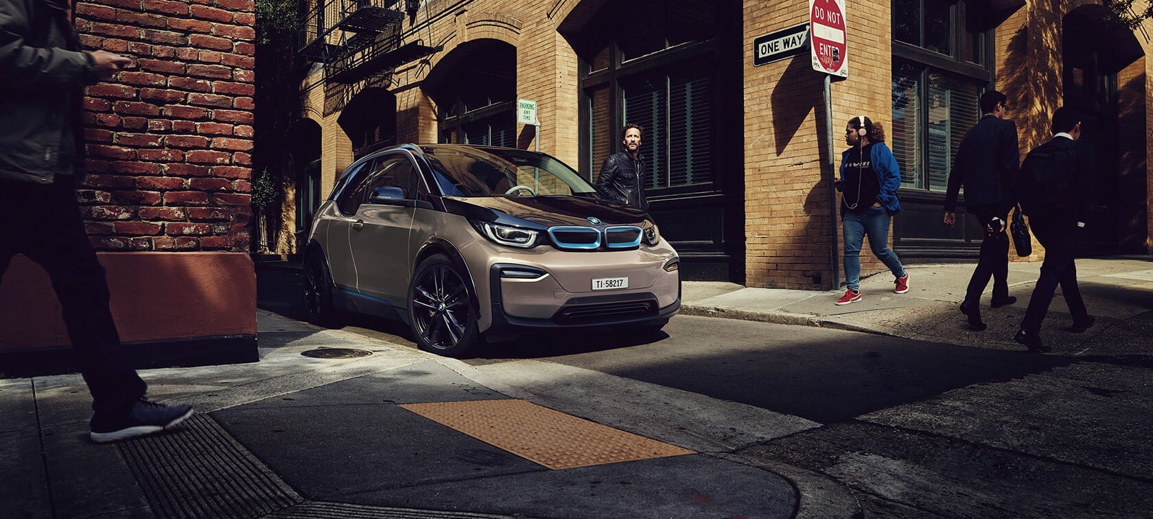 BMW i3 City BMW i3/grigia/nera/davanti/ lato/pedoni/città
