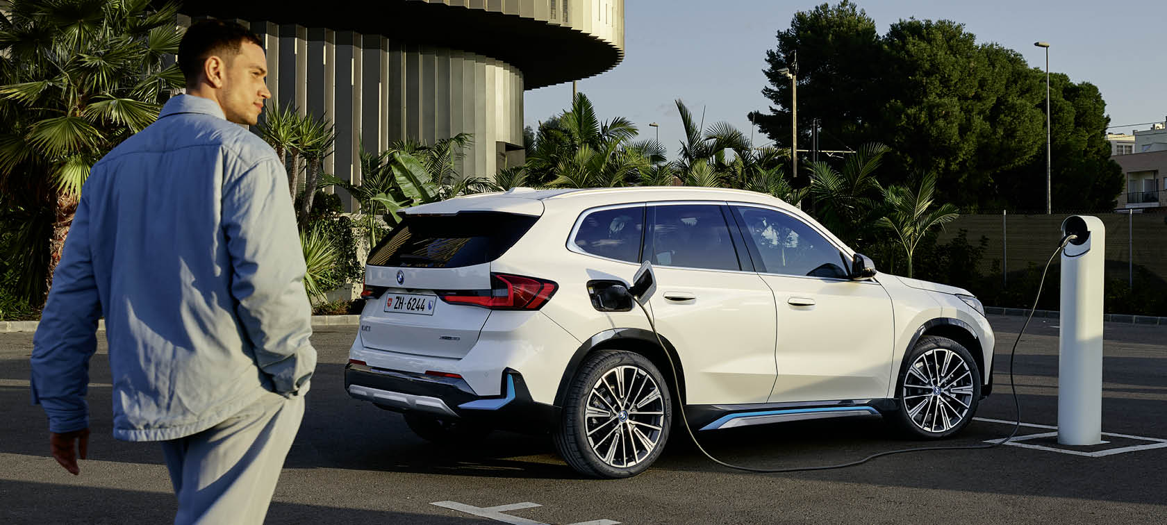 BMW iX1 U11 BEV 2022 Mineralweiss metallic Dreiviertel Frontansicht Serpentine Bergstrasse fahrend