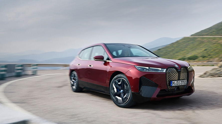 Niere BMW iX Niere BMW iX rot Frontansicht Natur Küste