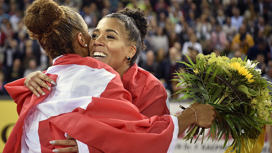 Mujinga Kambundji Weltklasse Zürich BMW Mujinga Kambundji Blumenstrauss Umarmung BMW Weltklasse Zürich Stadion Letzigrund