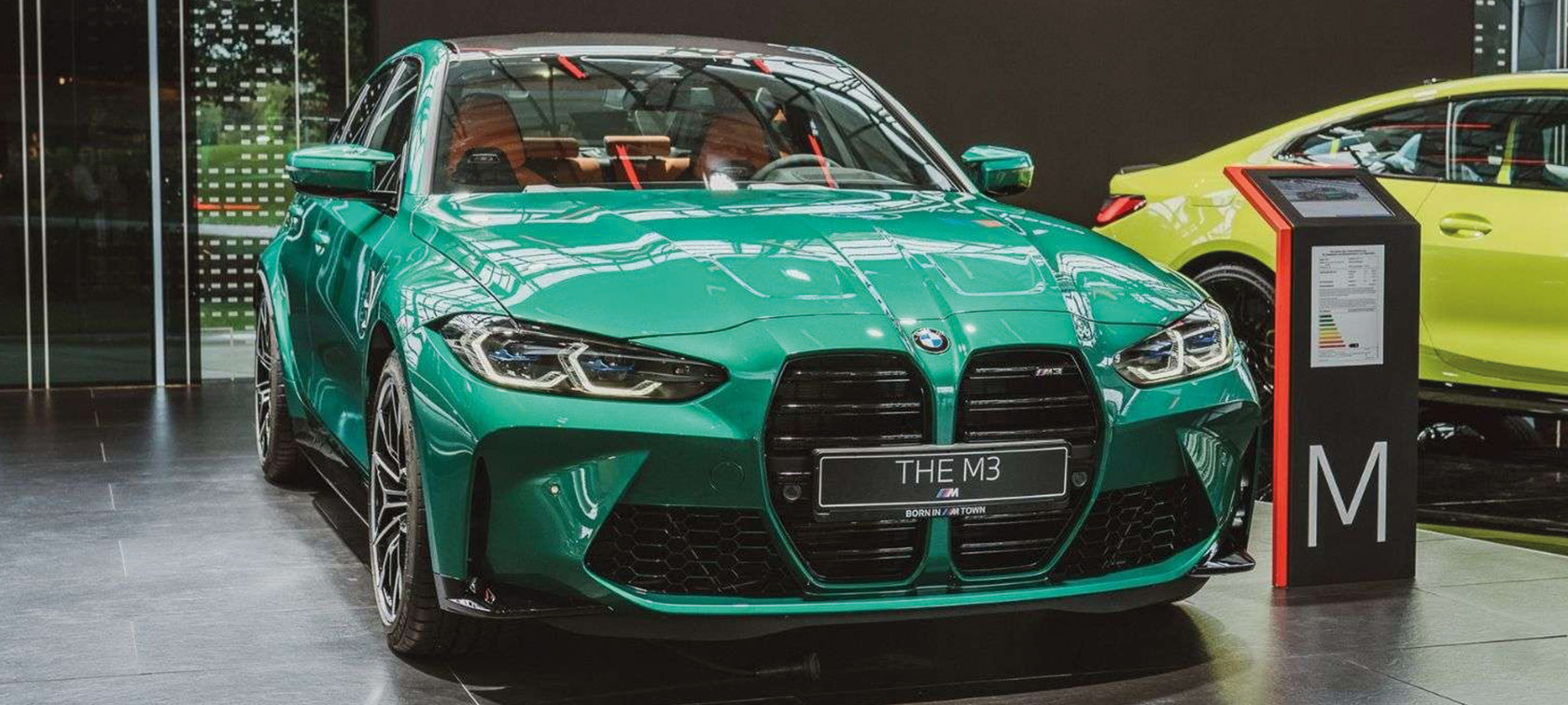 La BMW M3 ora con M xDrive BMW M3 verde/da davanti/padiglione fieristico