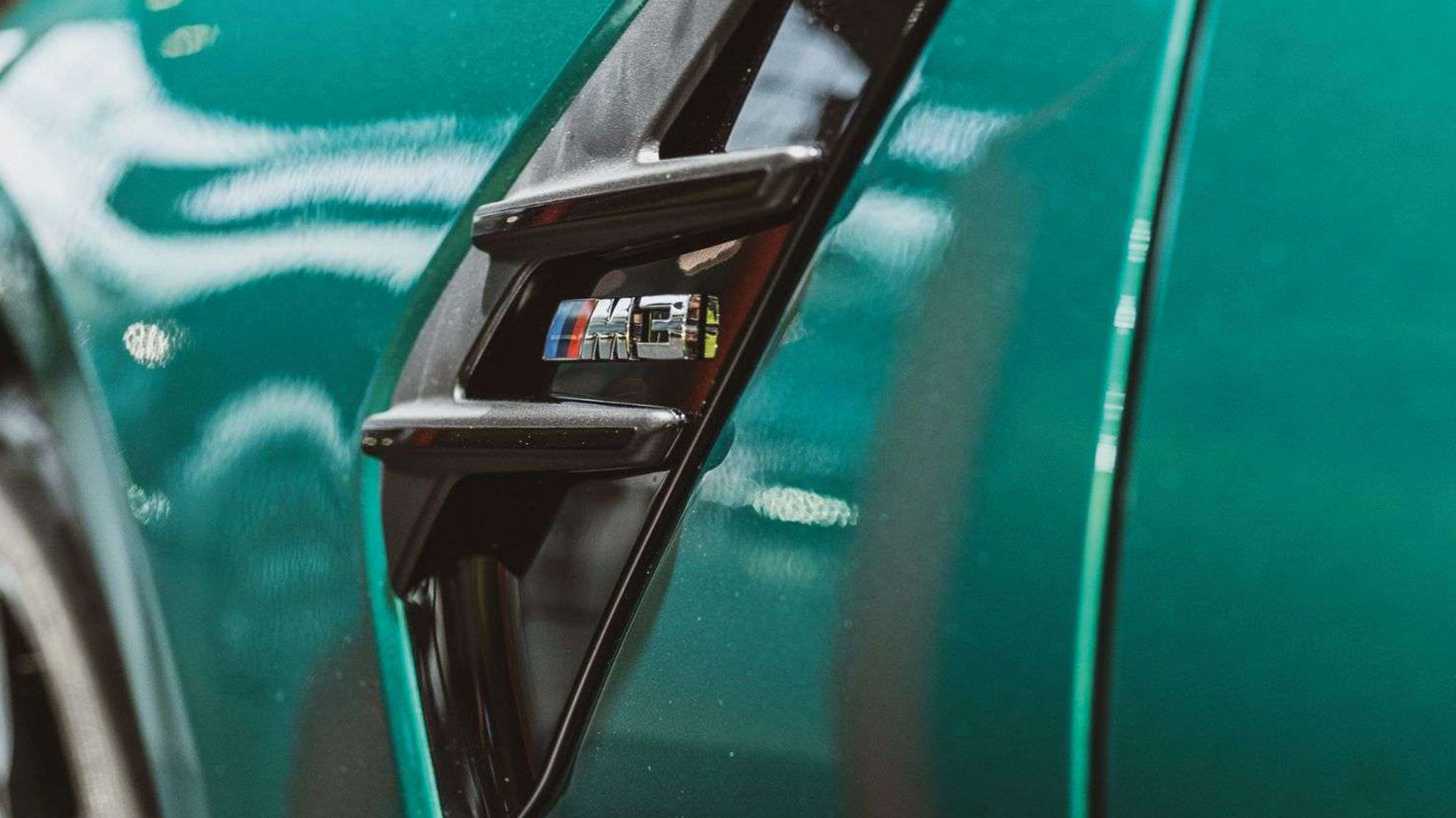 Die BMW M3 grün/seitlich/M Kiemen schwarz/Close-up