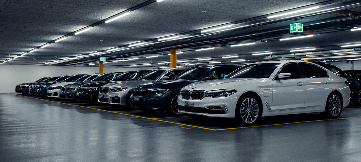 BMW Modelle Group Brand Experience Center Tiefgarage Parkierte BMW Modelle Seitenansicht von vorne BMW Group Brand Experience Center Tiefgarage