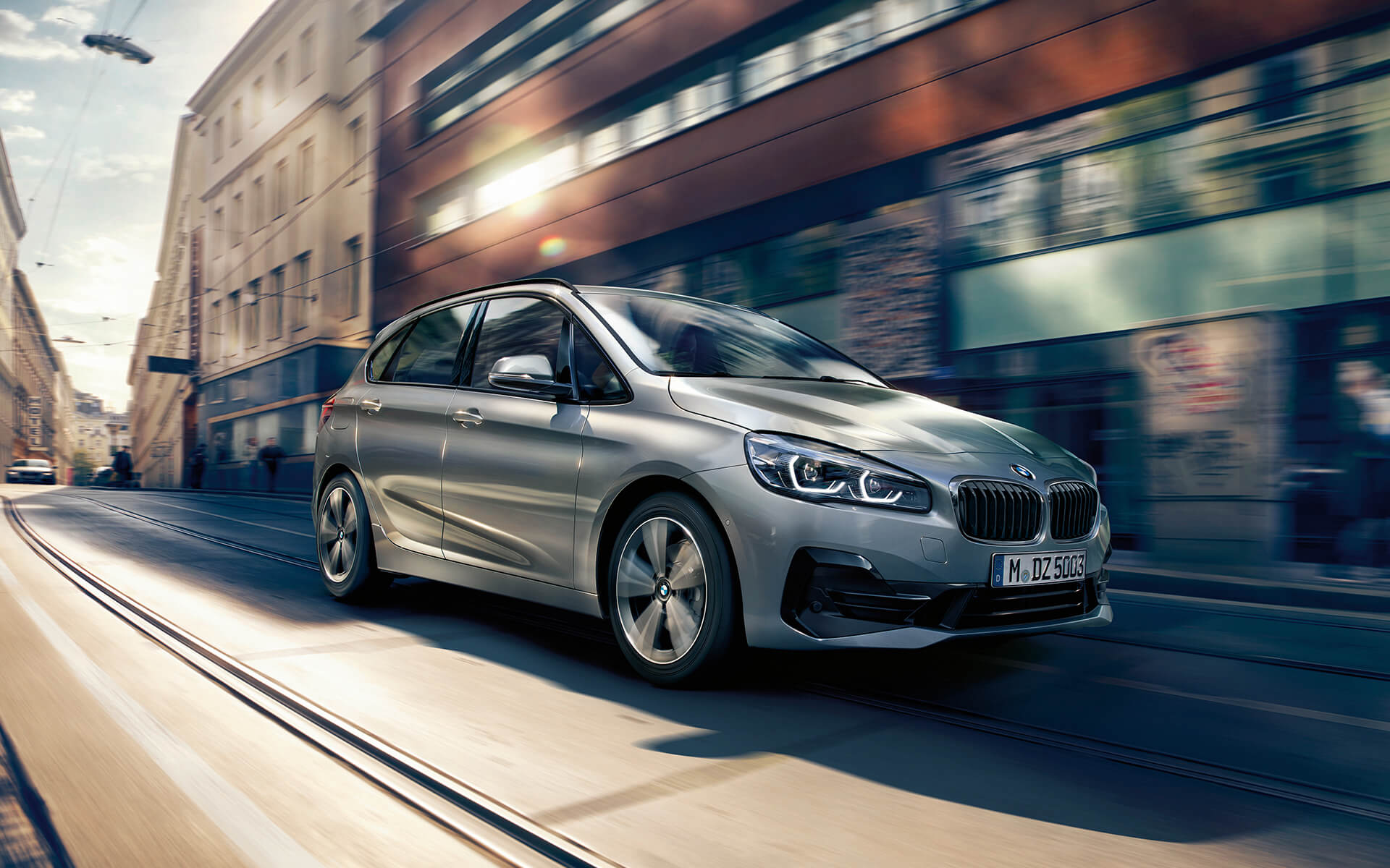 BMW/2er Active Tourer/silber/schräg von vorne/Stadt