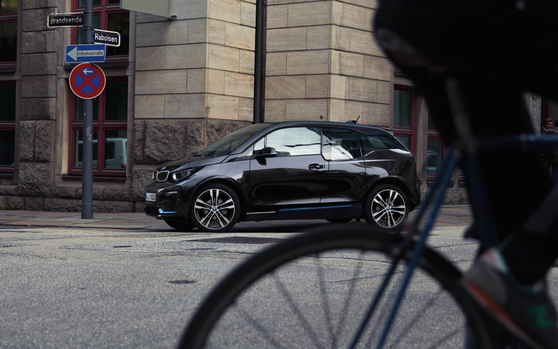 BMW/i3/schwarz/seitlich/Altstadt