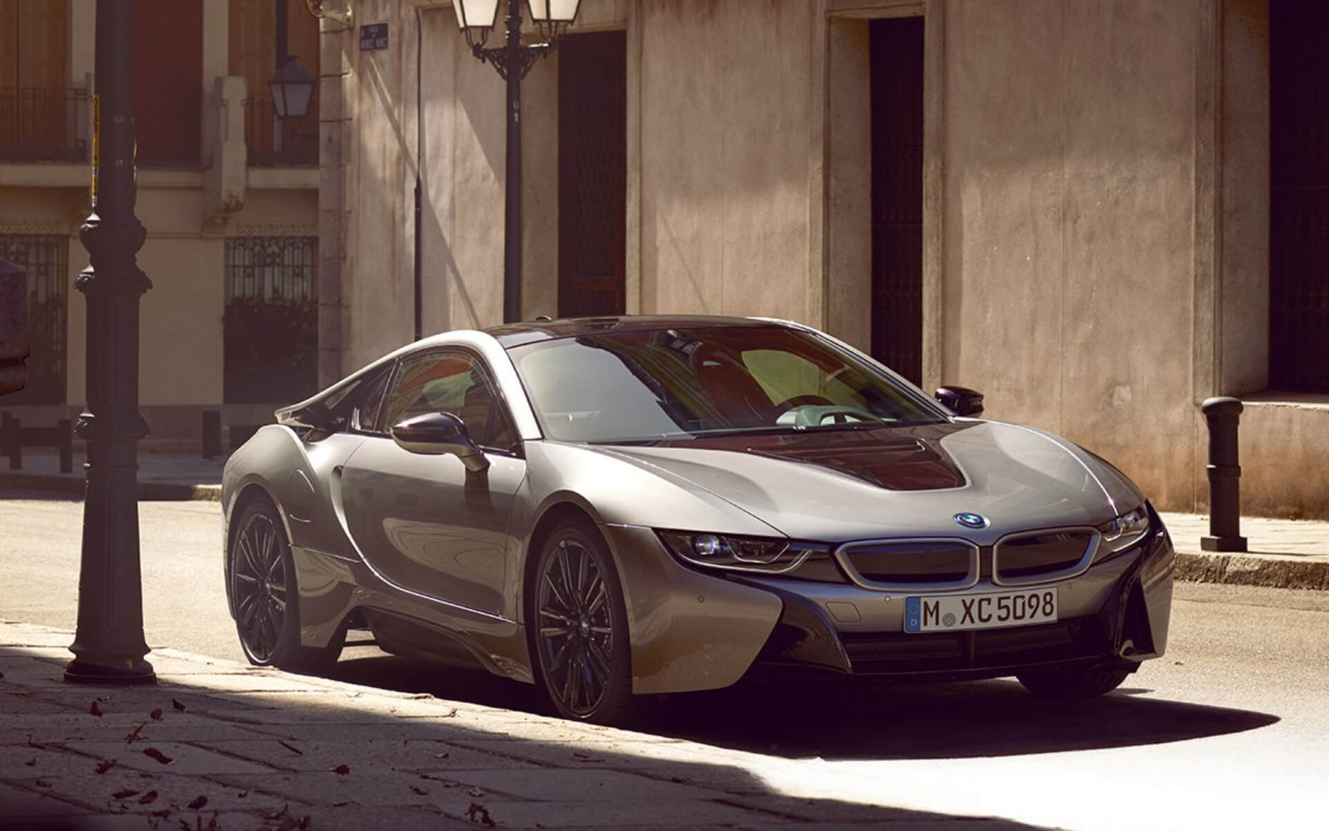 BMW/i8/silber/schräg von vorne/Stadt