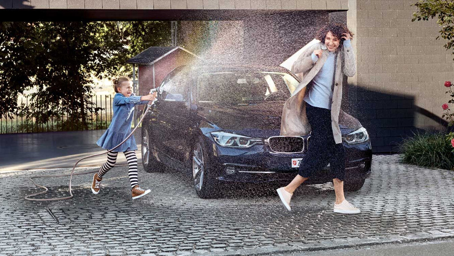Femme avec enfant BMW Série 5 Berline Femme avec enfant/BMW/Série 5 Berline/bleu/de manière latérale depuis l’avant/parking/maison
