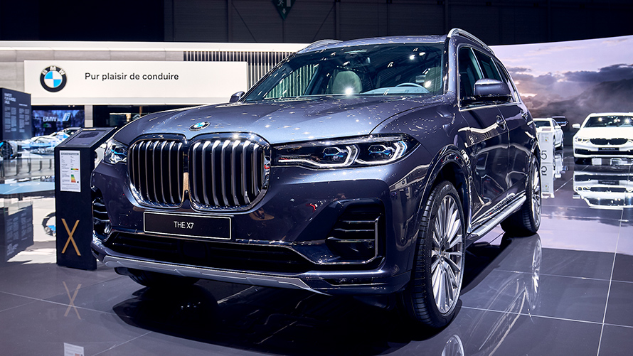 Vista frontale a tre quarti di una BMW X7 in Dunkelgrau Vista frontale a tre quarti dal lato passeggero di una BMW X7 in Dunkelgrau nella steppa