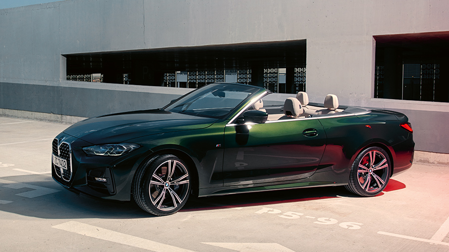 Felgen BMW 4er Cabrio Felgen BMW 4er Cabrio grün Seitenansicht Stadt Parkhaus