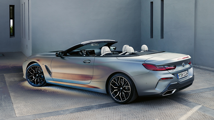 Heck BMW 8er Cabriolet Heck BMW 8er Cabriolet silbrig seitlich von hinten Parkplatz Parkhaus