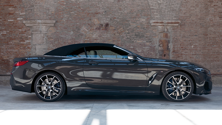 Verdeck BMW 8er Cabriolet Verdeck BMW 8er Cabriolet Seitenansicht Parkplatz