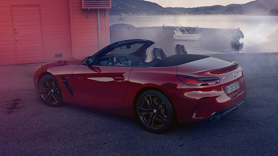 Heck BMW Z4 M40i Roadster Heck BMW Z4 M40i Roadster rot seitlich von hinten See Hafen