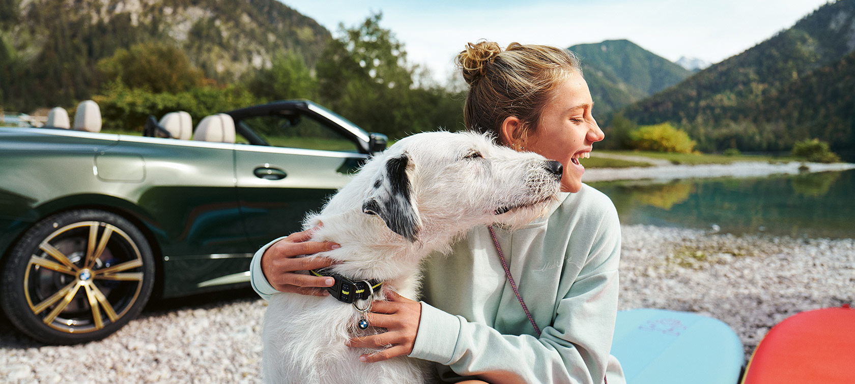 Frau mit Hund BMW 4er Cabrio Frau mit Hund BMW 4er Cabrio grün Seitenansicht Hügellandschaft Natur