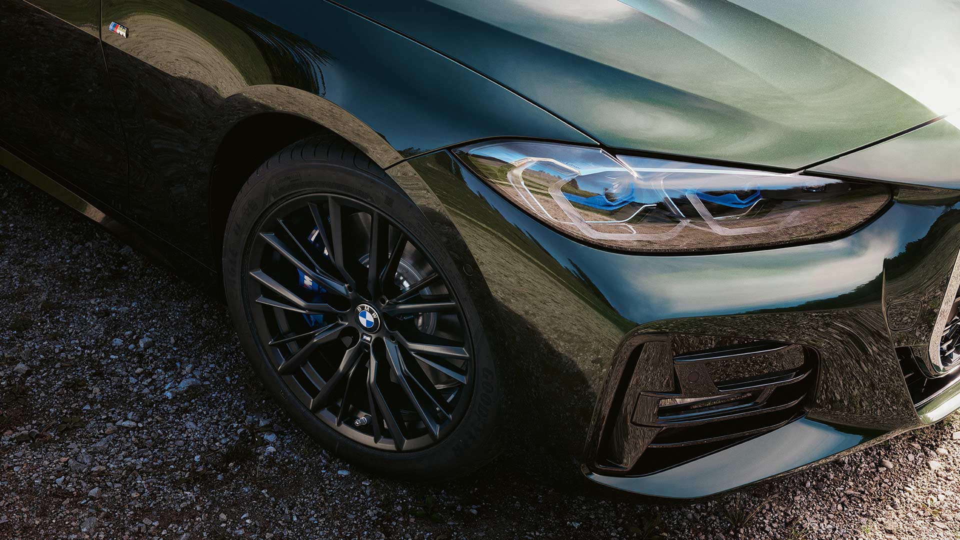 BMW M Performance Parts BMW Série 4 Cabrio vert BMW M Performance Parts BMW Série 4 Cabrio vert de derrière nature parking