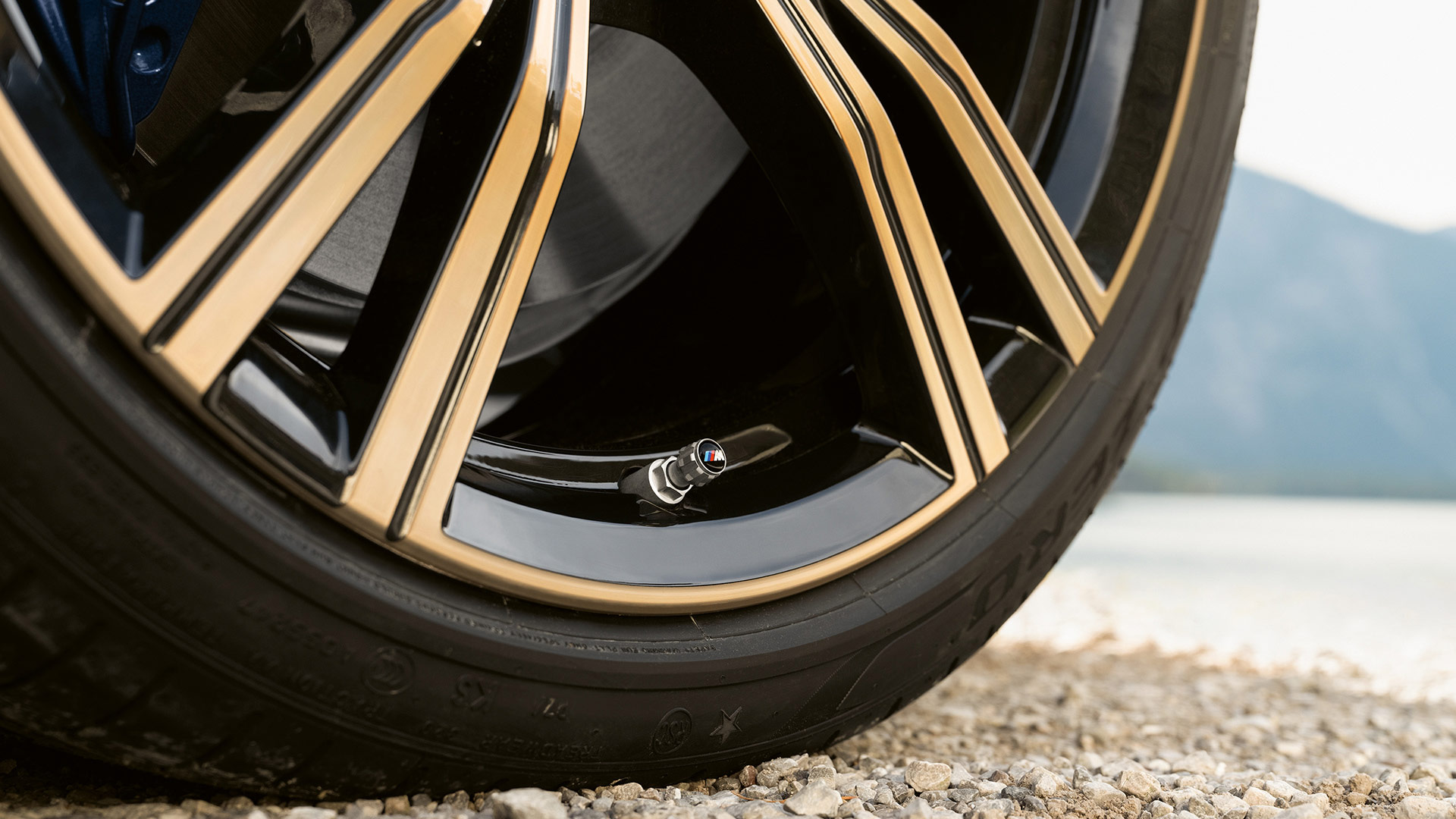 Jantes roues d’été complètes BMW Jantes roues d’été complètes BMW gros plan lac plage