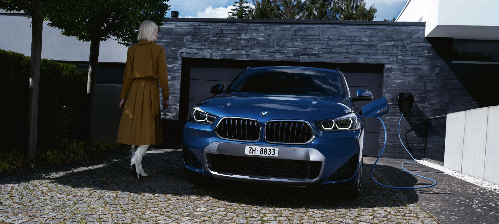 BMW blu vista da davanti, di fronte a un garage BMW blu vista da davanti, di fronte a un garage