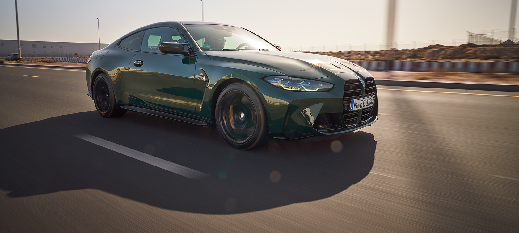 BMW M3 Berlina BMW M3 Berlina verde laterale da davanti strada