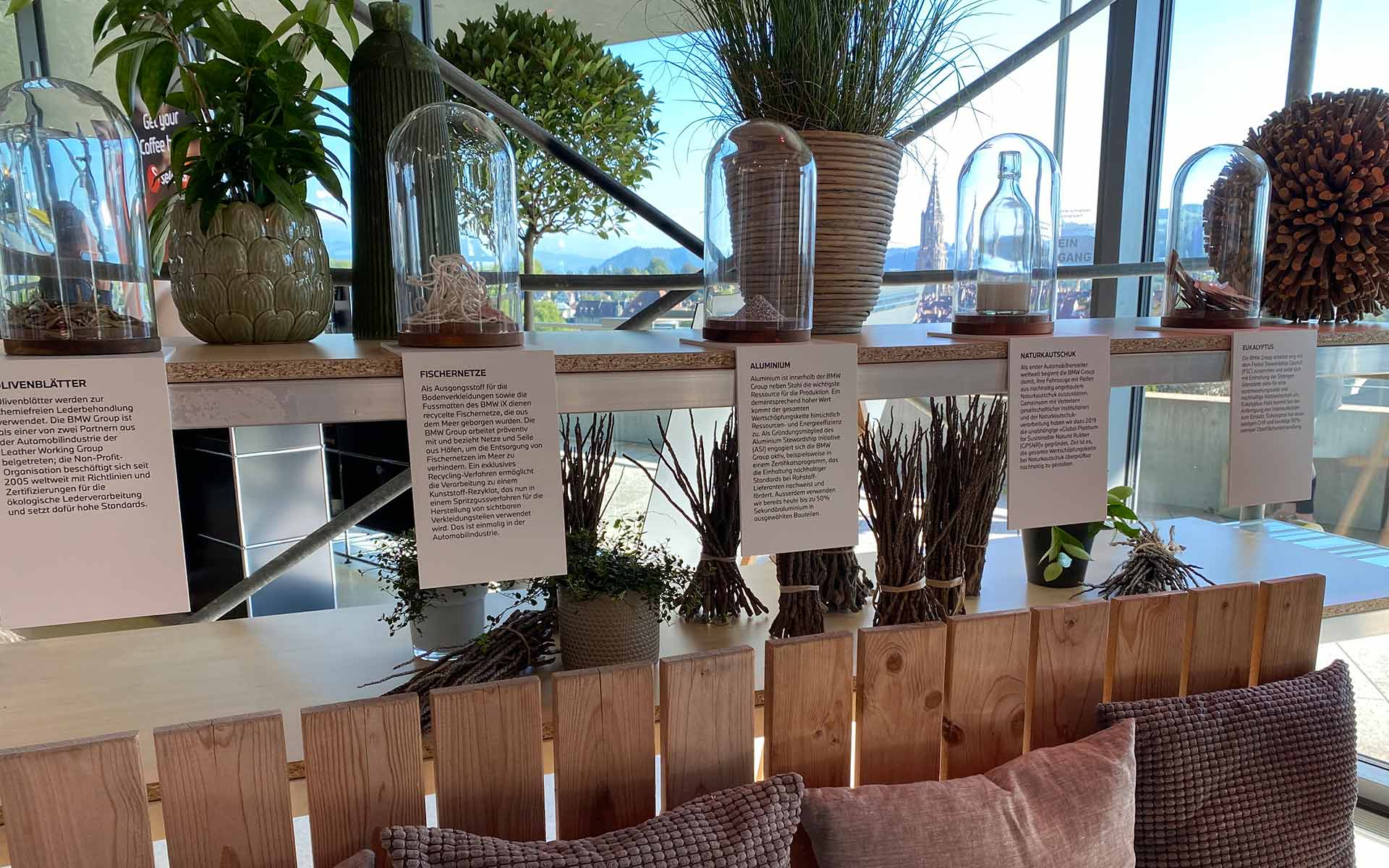 Stand de salon BMW détail des plantes derrière le coin salon avec textes d’information