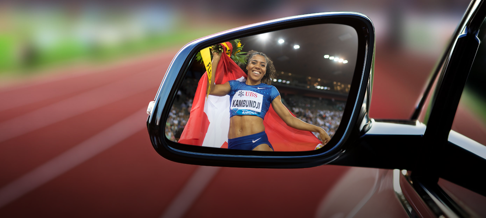 Strahlende Leichtathletin Mujinga Kambundji im Rückspiegel Strahlende Leichtathletin Mujinga Kambundji im Rückspiegel