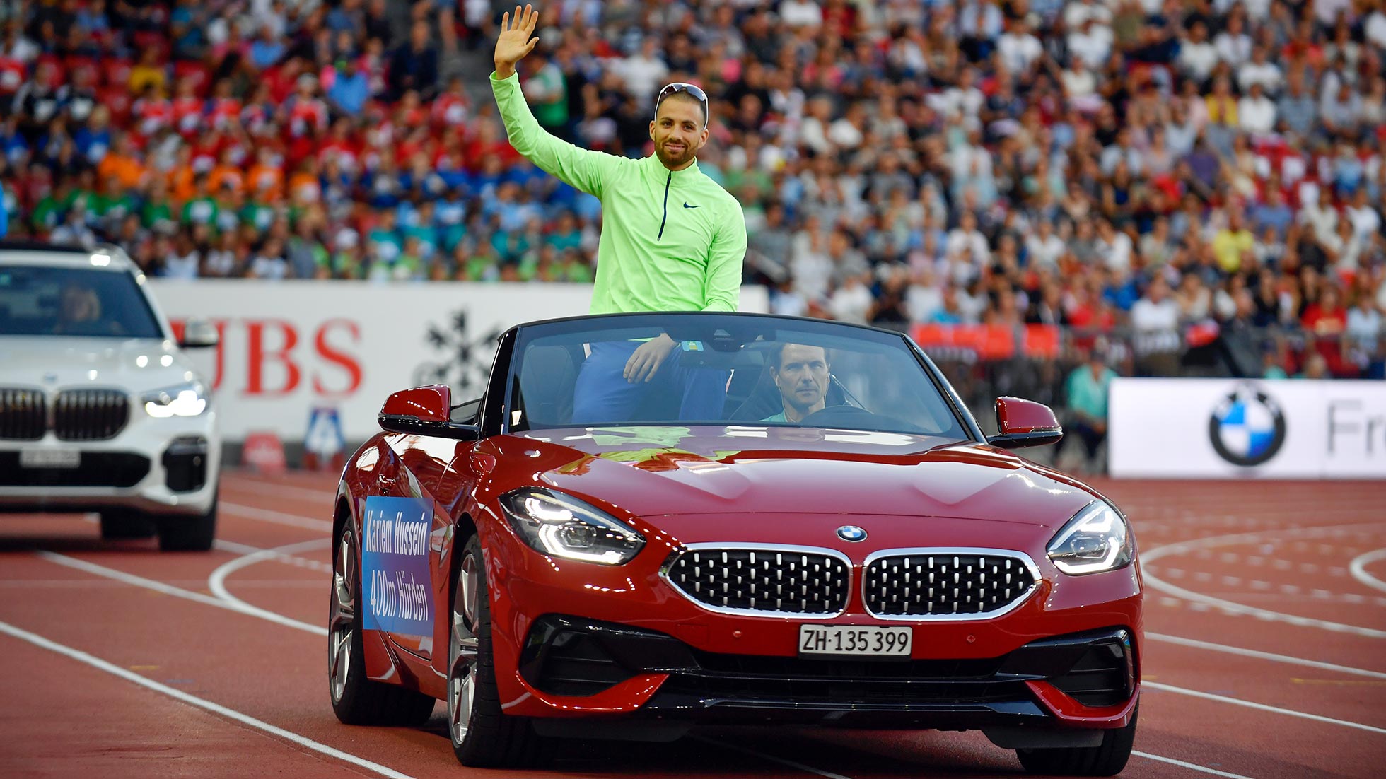 Kariem Hussein winkt stehend im BMW Z4 ins Publikum Kariem Hussein winkt stehend im BMW Z4 ins Publikum