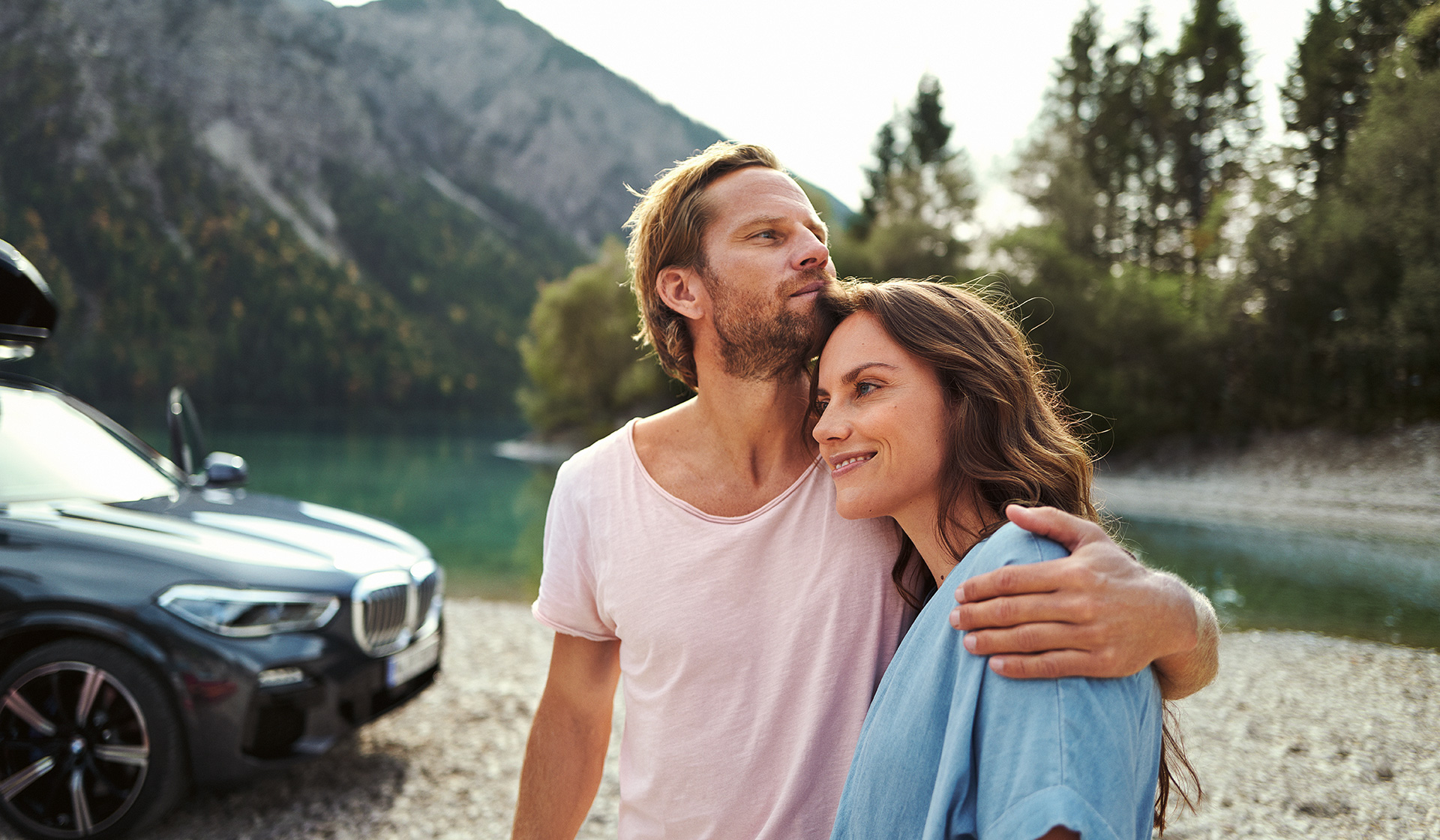 Mann und Frau vor BMW in Teilansicht im Sommer BMW Feriencheck Mann und Frau vor BMW in Teilansicht im Sommer