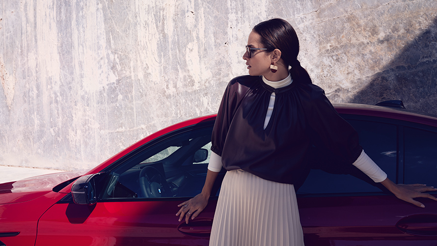 Donna BMW Donna/BMW/rossa/di lato/muro