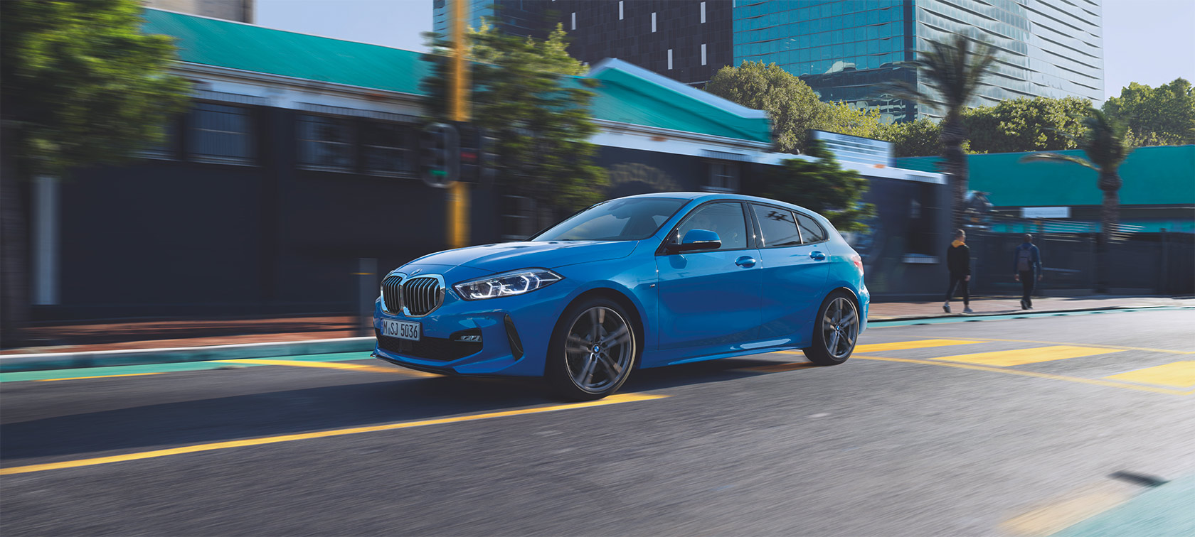 Ville et la BMW Série 1 BMW/Série 1/bleu/en oblique depuis l’avant/ville