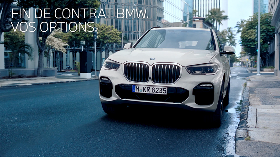 Couple devant une BMW perspective aérienne BMW Financial Services BMW Leasing Couple devant une BMW perspective aérienne